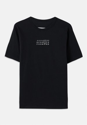 T-shirt en coton noir à manches courtes et col rond. Présente un imprimé numérique blanc avec un '6' stylisé sur la poitrine.