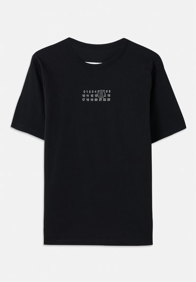 T-shirt en coton noir à manches courtes et col rond. Présente un imprimé numérique blanc avec un '6' stylisé sur la poitrine.