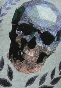 Grijs katoenen T-shirt met een gedetailleerd multikleurig schedelontwerp van glanzende studs, omringd door donkere bladpatronen.