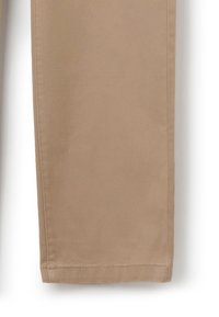 Pantaloni in cotone beige con gamba dritta, dotati di un orlo pulito e dettagli di cucitura laterale. Nessuna tasca visibile o decorazioni.