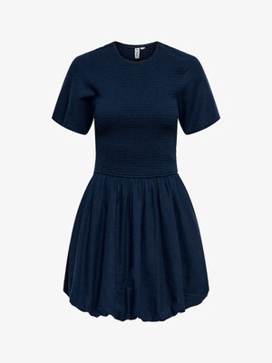 Robe bleu marine à manches courtes avec corsage texturé et jupe froncée légèrement bouffante. Encolure ronde simple.