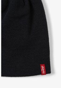 Sort strikklue lavet af blødt stof, med et struktureret mønster og et lille rødt Levi's logo mærke placeret på siden.