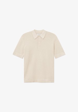 Polo en tricot beige avec un motif texturé, manches courtes, col, patte de boutonnage à trois boutons et ourlet lisse contrastant.
