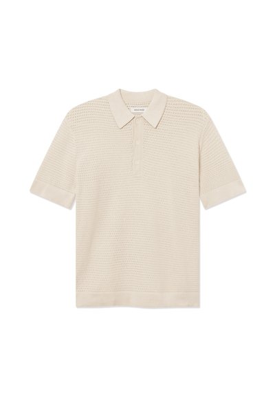 Polo en tricot beige avec un motif texturé, manches courtes, col, patte de boutonnage à trois boutons et ourlet lisse contrastant.