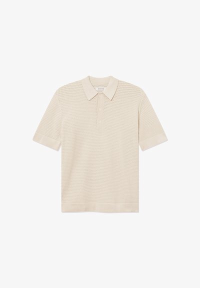 Bež pletena polo majica s teksturiranim vzorcem, kratkimi rokavi, ovratnikom, zapiranjem na tri gumbe in gladkim kontrastnim robom.