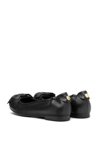 Mustadest nahast balletikingad ümarate varvastega, mille esiosas on silmatorkav siidist naast ja väikene kullatooniline aktsent kontsal.