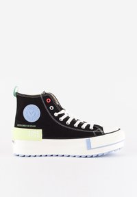 Zwarte high-top sneakers van canvas, met een witte rubberen neuskap, multikleurige accenten en een blauwe logopatch aan de zijkant.