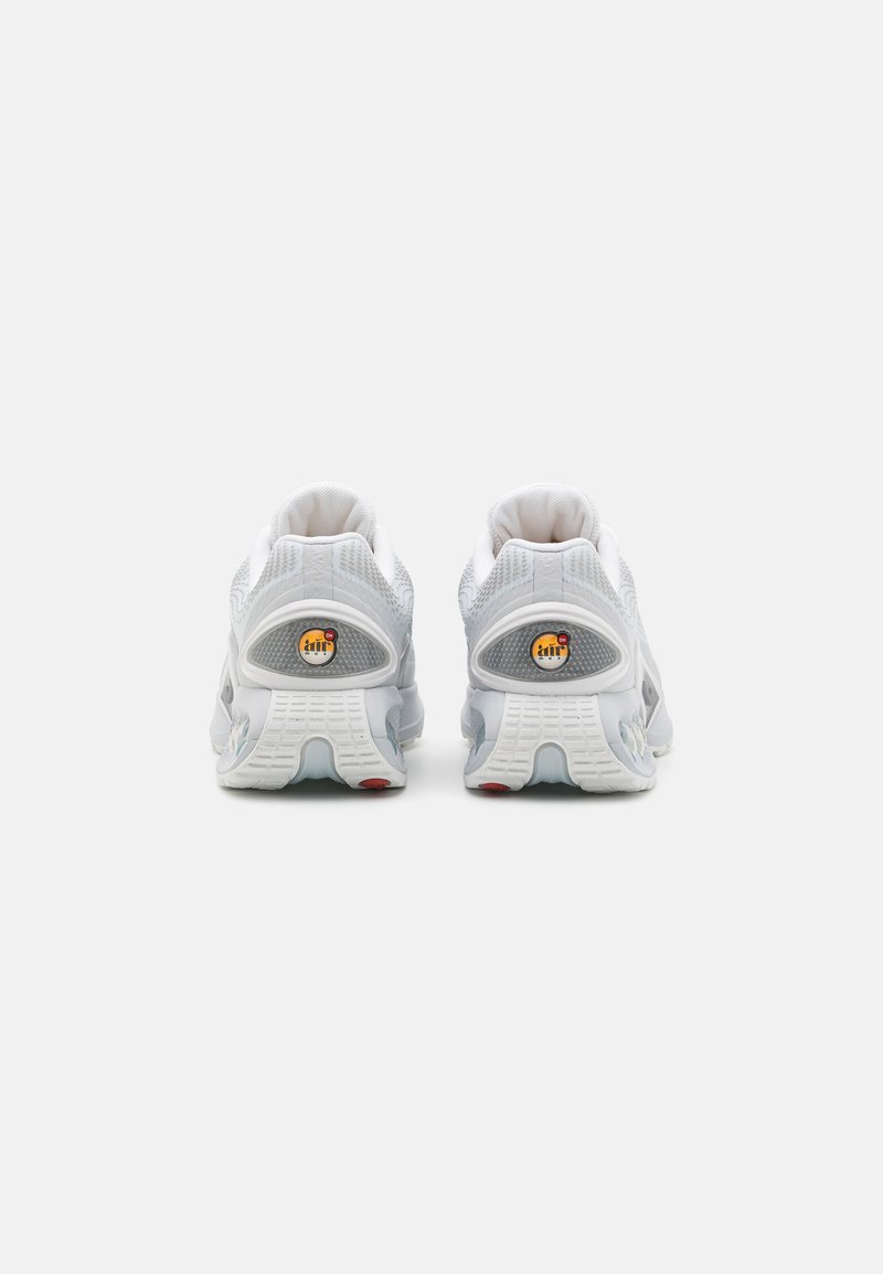 Nike Sportswear AIR MAX DN - Tenisky - white/metallic silver/pure platinum/summit white