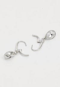 Orecchini in tonalità argento con una pietra preziosa trasparente a forma di goccia, con una finitura metallica lucida e chiusura a leva.