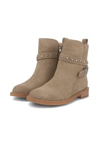 Botines de ante beige con cremallera lateral, tachuelas plateadas en la correa y un bajo tacón de madera. Textura suave y diseño de punta redonda.