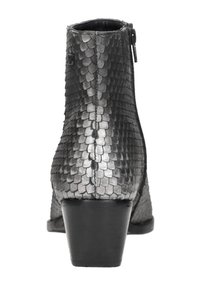 Schwarze Stiefelette mit strukturiertem Schlangenhautmuster, Reißverschluss auf der Rückseite und Blockabsatz, von hinten vor einem weißen Hintergrund gezeigt.