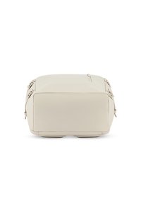 Béžový batoh obdélníkového tvaru, vyrobený z hladkého materiálu. Má boční zipy a ploché dno pro stabilitu.