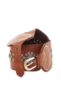 Cintura in pelle marrone con accenti a chiusura, disegni floreali e una fibbia argentata. Presenta diverse regolazioni e una superficie liscia.