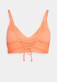 Bralette laranja com um design em V, alças finas ajustáveis e um detalhe de laço na frente. Feito de um material suave e elástico.