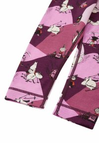 Fioletowe legginsy z bajkowym nadrukiem postaci na różowych geometrycznych tle, o gładkiej fakturze materiału i detalach w postaci bocznego zamka.