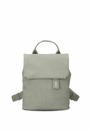 Kleiner grauer Rucksack mit Klappenverschluss, Tragegriff oben, verstellbaren Schultergurten und einem kleinen gestickten Markenlabel auf der Vorderseite.