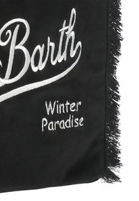 Tissu noir avec broderie argentée portant le texte "Barth" et "Winter Paradise". Bordé de franges pour la texture.