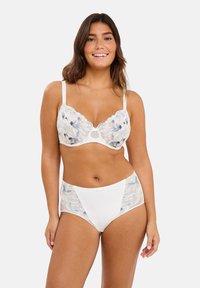 Witte kanten beha en hooggesneden slip set. Beha met bloemenborduring en een doorzichtige inzet; slip met geribbeld textuur en kanten accenten.