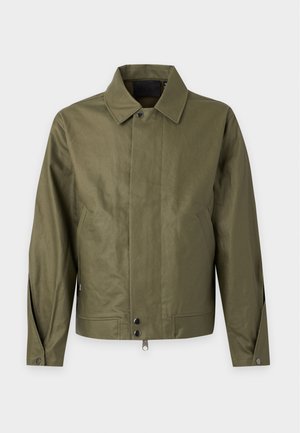 Olivgrüne Herrenjacke mit Kragen, langen Ärmeln, vorderen Druckknöpfen, Reißverschluss und Seitentaschen auf einfarbigem Hintergrund.