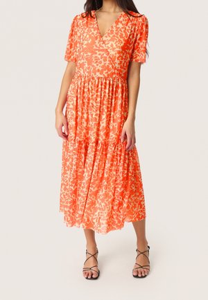 Oranje bloemige maxi-jurk met een V-hals, korte pofmouwen, elastische taille en gelaagde rok; gemaakt van lichtgewicht, gestructureerde stof.