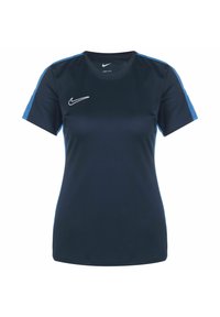 Mörkblå tränings-T-shirt med korta ärmar, med en ljusblå detalj på axlarna och en vit Nike-logga på bröstet.