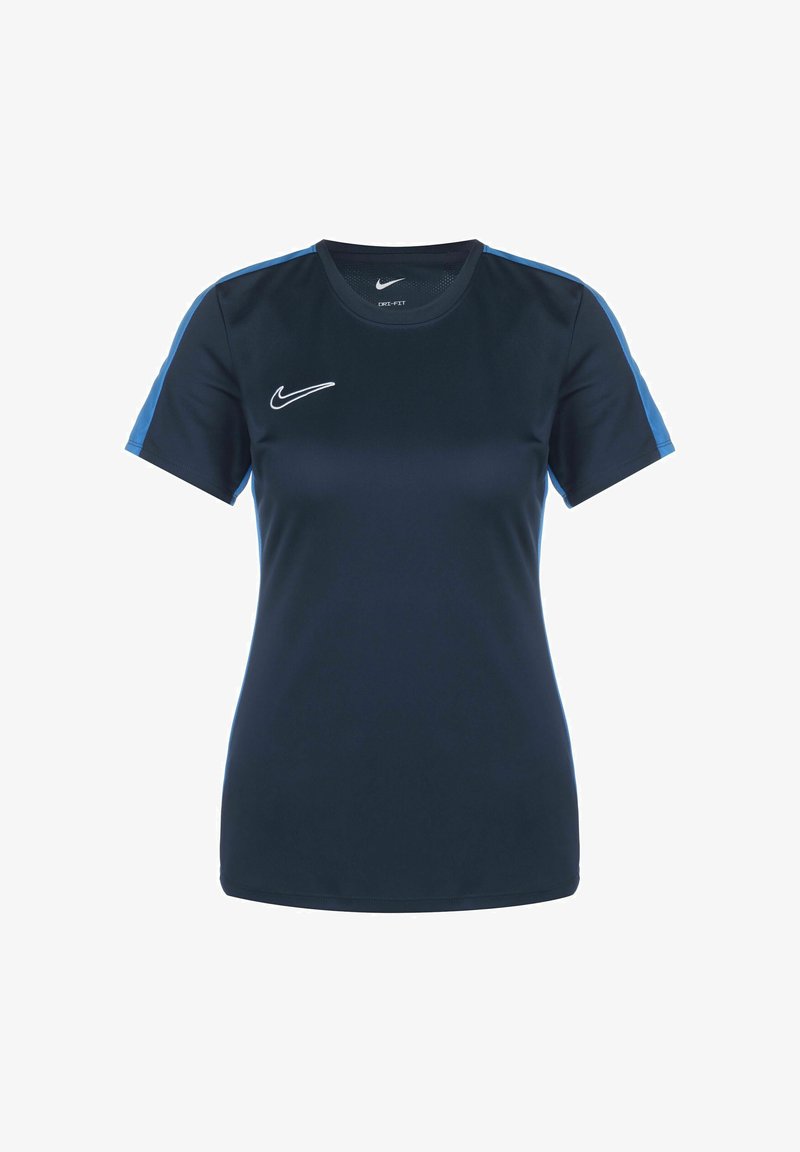 T-shirt de sport bleu marine à manches courtes, avec une accentuation bleu clair sur les épaules et un logo Nike blanc sur la poitrine.