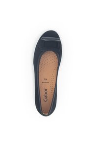 Zwarte platte schoen met een zachte bovenkant, gladde strikaccent en geperforeerde binnenvoering. Voorzien van een gewatteerde zool en een ronde neusdesign.