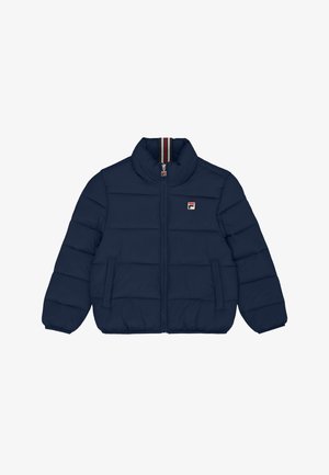 Donkerblauwe gewatteerde jas met een hoge kraag, rits aan de voorkant, twee zijzakken en een klein logo op de borst. Heeft een gestreepte accentuering op de kraag.