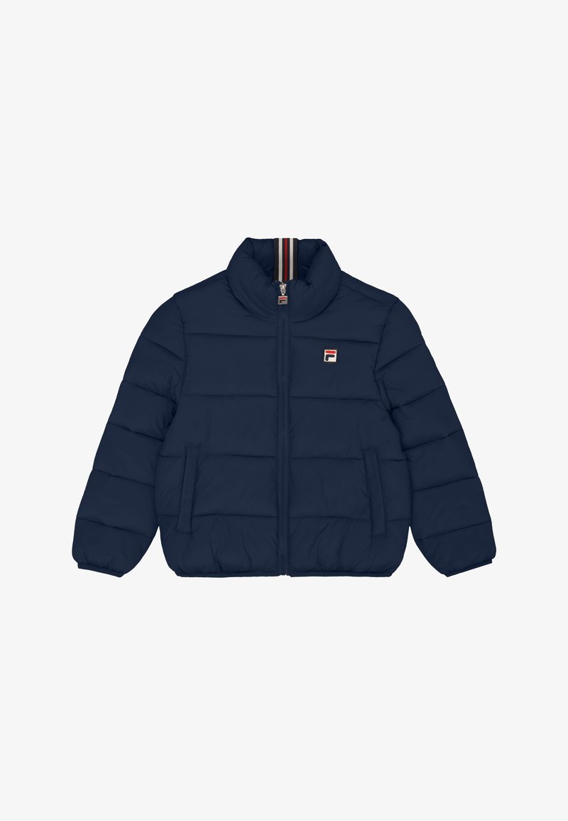 Marinblå vadderad jacka med hög krage, dragkedja framtill, två sidofickor och en liten logotyp på bröstet. Har randig accent på kragen.