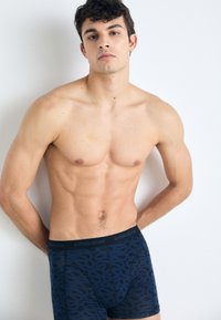 Kék mintás boxeralsó, fekete elasztikus derékpánttal, rajta a "BJÖRN BORG" logóval. Puha anyagú, feszes szabású.