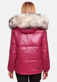 Giacca a vento rosa con superficie lucida e testurizzata, caratterizzata da un collo in pelliccia sintetica, maniche con zip e design a trapunta orizzontale.