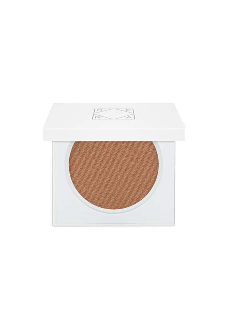 Poudre brune dans une poêle ronde à l'intérieur d'un compact blanc carré. Le couvercle présente un logo minimaliste et s'ouvre pour révéler une surface texturée.