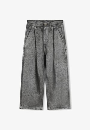 Pantaloni in denim grigio a vestibilità ampia con tasche laterali, pinces frontali, passanti per cintura e una etichetta DKNY in vita.