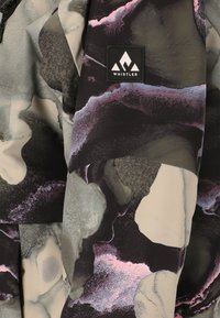 Wasserdichte Jacke mit abstraktem Muster in Schwarz, Grau und dezentem Rosa, ausgestattet mit einer strukturierten Oberfläche und einem kleinen Markenpatch.