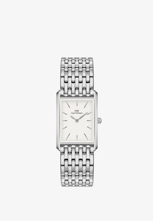 Strieborné obdĺžnikové hodinky s bielym číslom, štíhlymi ručičkami a prepojeným kovovým náramkom. Obsahujú minimalistické značky hodín a logo značky.