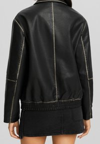 Bershka Kurtka ze skóry ekologicznej