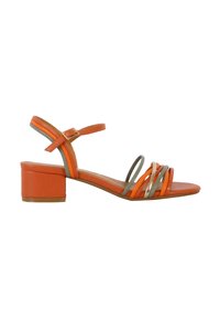 Sandal in pelle arancione con tacco a blocco, caratterizzato da cinturini incrociati e dettagli argentati, finitura liscia e fibbia alla caviglia regolabile.