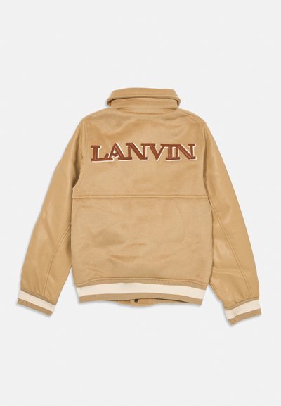 Smeđa jakna s mekom teksturom, veliki "LANVIN" logo u tamnosmeđoj boji na leđima, rebrasti manžeti i porub, detalj dizajna na ovratniku.