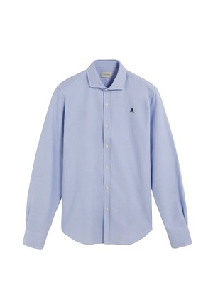 Camisa azul clara de manga larga con un pequeño logo de calavera negra en el pecho, que cuenta con un cuello abotonado y un patrón texturizado.