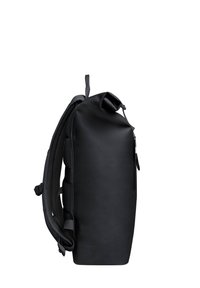 Musta reppu, jossa on kääntyvä yläosa, valmistettu kestävästä materiaalista. Varustettu pehmustetuilla verkkohihnoilla ja sivuvetoketjulla helpompaa pääsyä varten.