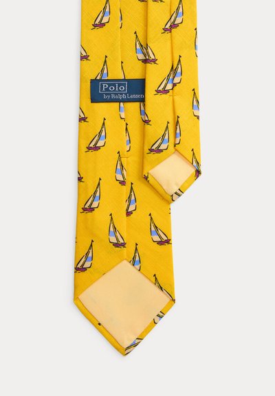Κίτρινος μεταξωτός γραβάτας με επαναλαμβανόμενο σχέδιο ιστιοφόρων σε μπλε, άσπρο και ροζ, με ετικέτα Polo by Ralph Lauren.