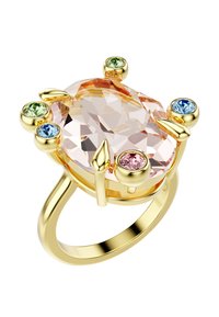 Guldring med en stor oval rose quartz centersten, akkompagneret af tre mindre flerfarvede ædelsten—grøn, blå og pink—rundt om kanterne.