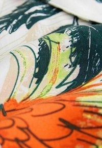 Material colorat cu modele florale portocalii, verzi și negre, având o suprafață texturată, evidențiind un design îndrăzneț realizat cu tușe de pensulă.