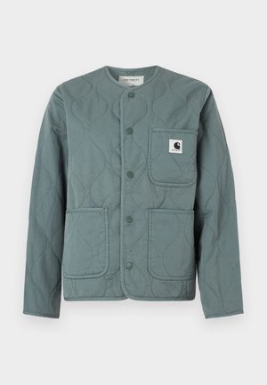 Giacca verde imbottita con collo rotondo, bottoni a pressione, tre tasche frontali e una piccola patch con marchio sulla tasca superiore sinistra.