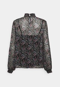 Svart genomskinlig blus med paisleymönster i rosa och blått, hög krage och långa ärmar; har en nyckelhålsrygg och samlade manschetter.