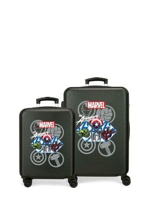 Dos maletas negras de Marvel Avengers con cuatro ruedas, con gráficos de Hulk, Thor, Iron Man y Capitán América.