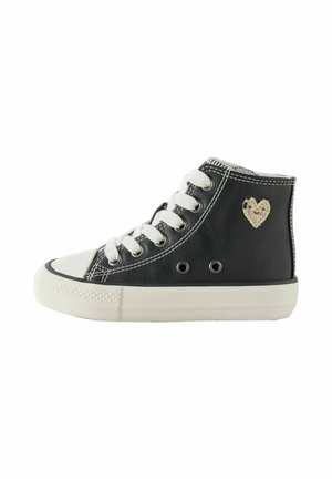 Sneaker nera con tomaia alta, lacci bianchi e suola bianca, cuciture bianche, due fori di ventilazione laterali e un piccolo cuore ricamato sul lato della caviglia.