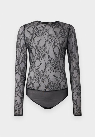 Body dantelă neagră, cu mâneci lungi, transparentă, cu modele florale și secțiune inferioară solidă neagră, expusă pe un fundal alb simplu.