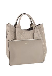Sac fourre-tout en cuir gris clair avec des clous dorés, deux poignées et une poche avant amovible. Présente une surface texturée et un design simple.
