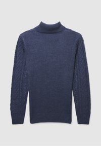 Granatowy sweter z dzianiny, z wysokim kołnierzem i teksturowanym wzorem w warkocze na rękawach, z gładką fakturą na korpusie.